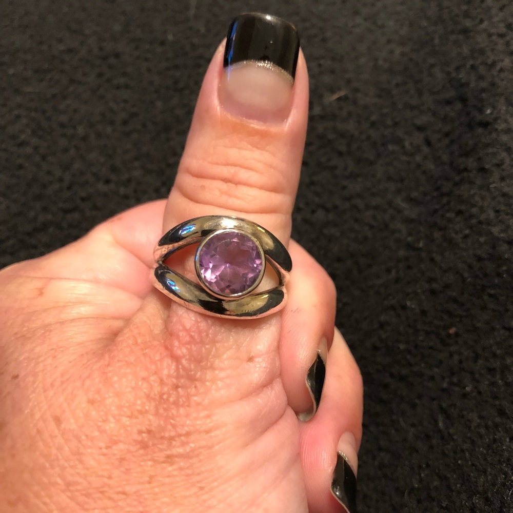 Size8 sterling silver ring round center amethyst.